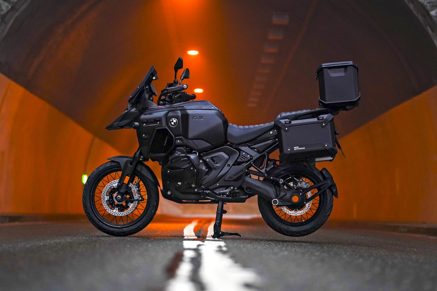 --BMW_R_1300_GS_Adventure_Martin_Edition_Black_2_Motorschutz_GEL_Sitzbank.jpg