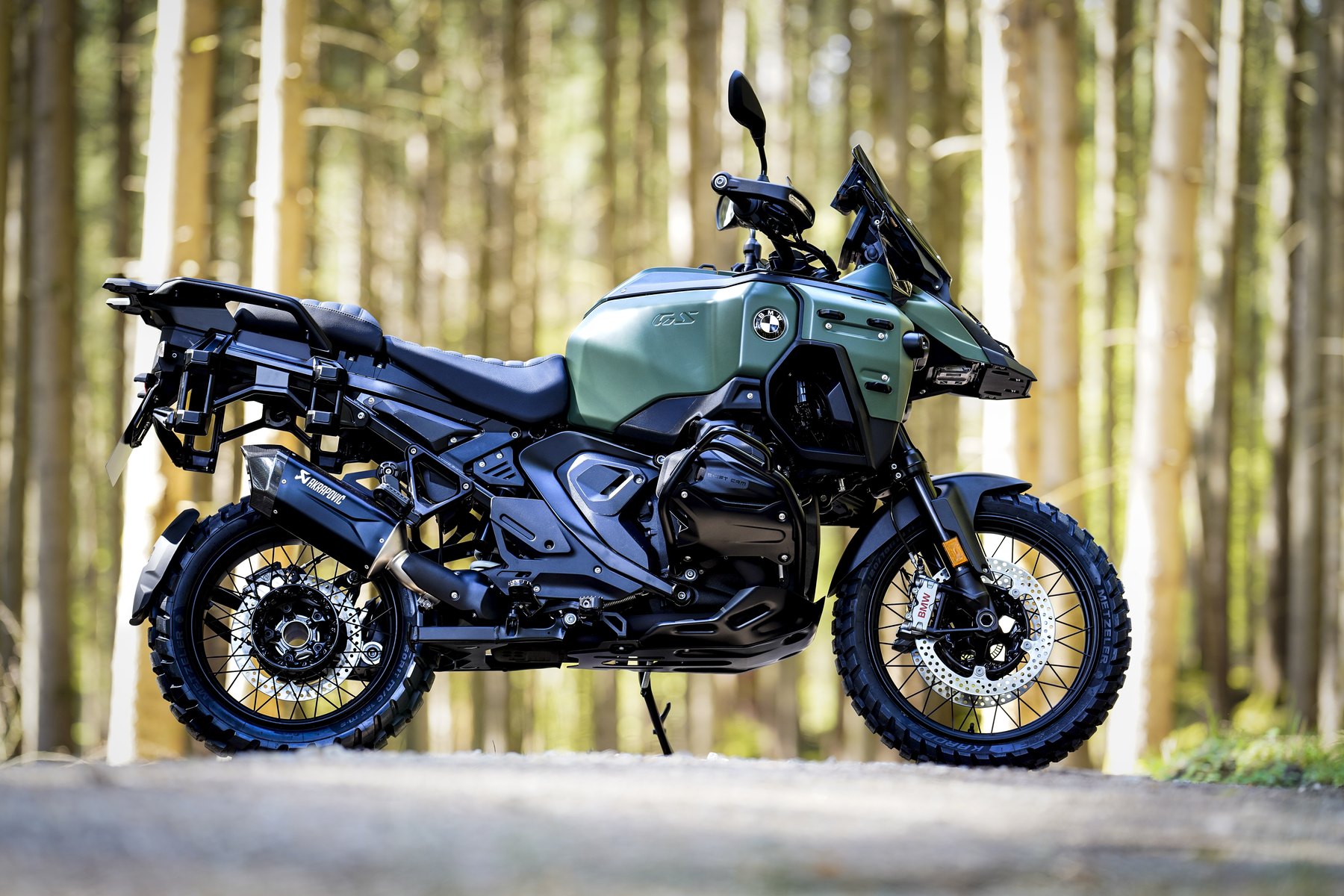 --BMW_R_1300_GS_Adventure_Martin_Edition_Hunter_1_Akrapovic_Auspuff_Titan_Carbon.jpg