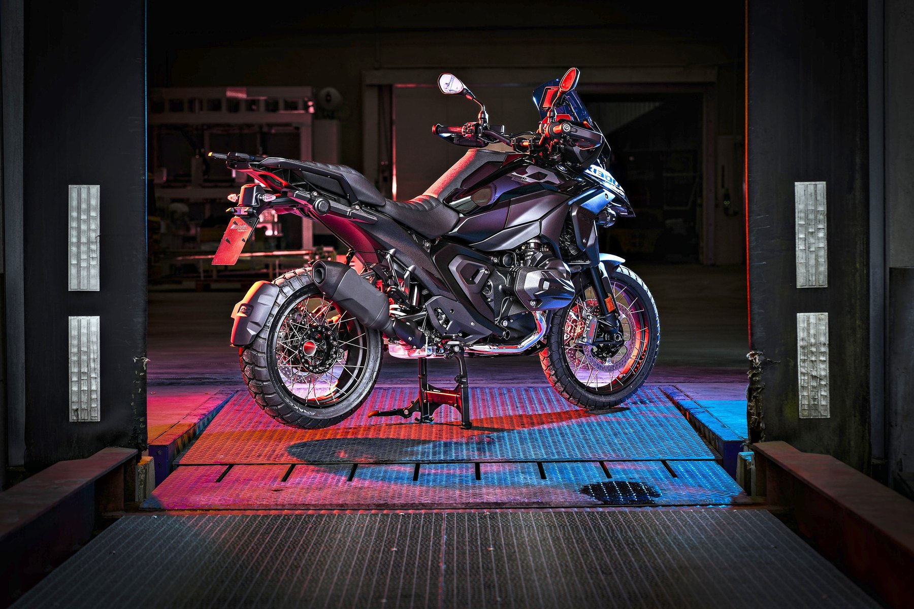 --BMW_R_1300_GS_Martin_Edition_Triple_Black_2_Unterfahrschutz_LED_Zusatzscheinwerfer.jpg