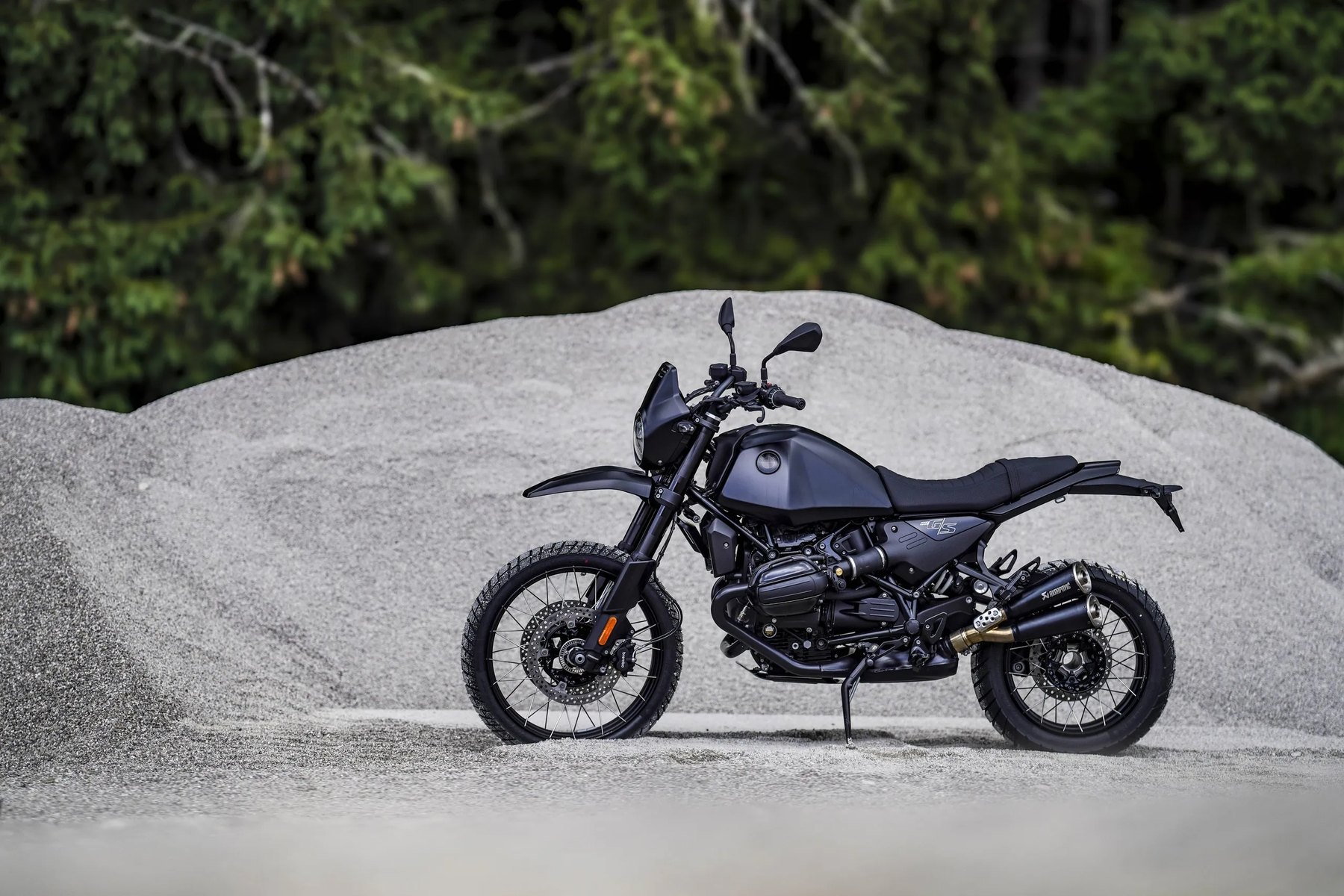 -BMW_R_12_GS_Martin_Edition_Black_1_Akrapovic_Auspuff.jpg