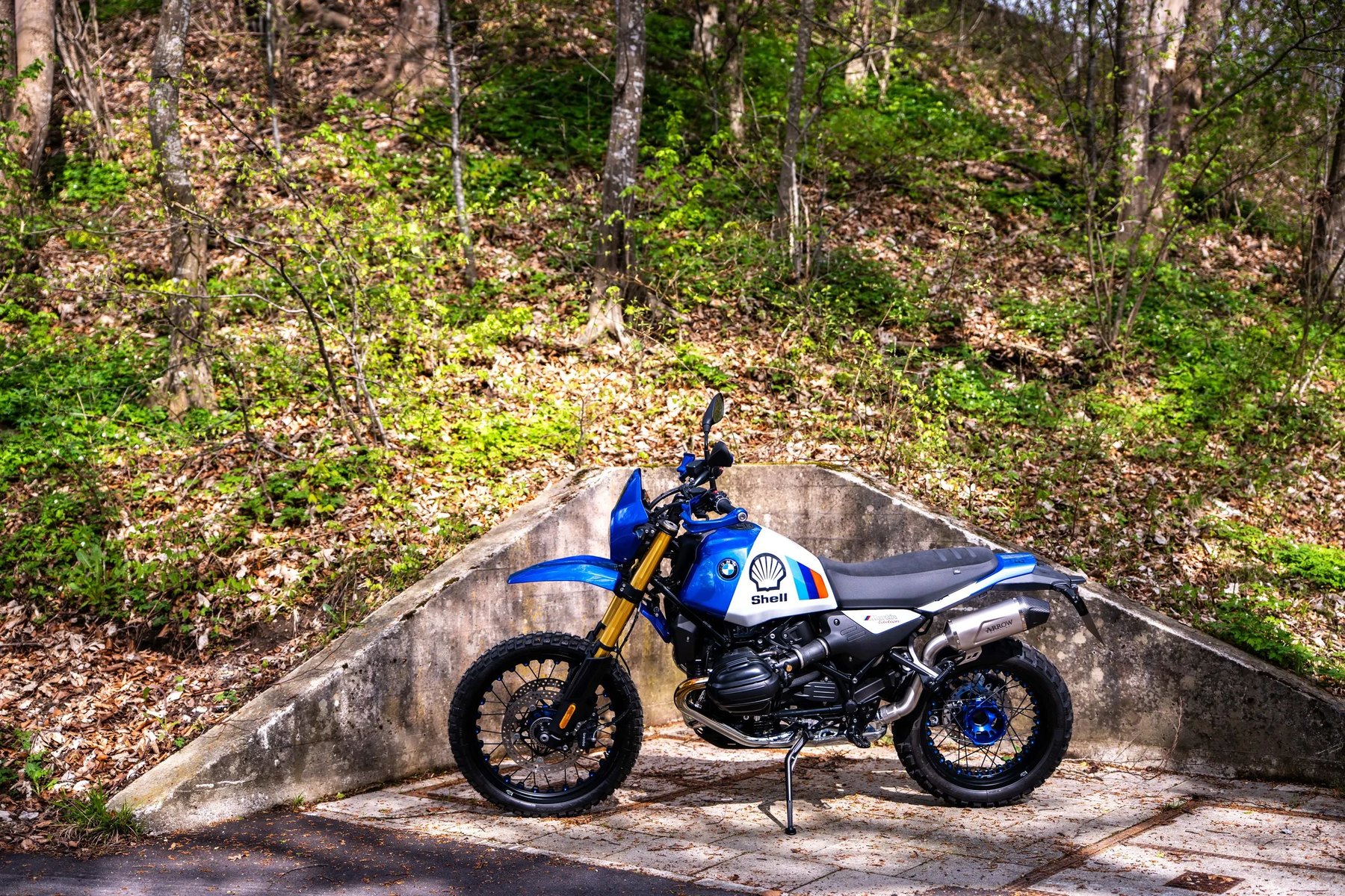 -BMW_R_12_GS_Martin_Edition_Rallye_Dakar_Blue_2_Kineo_Speichenfelgen_Unterfahrschutz.jpg