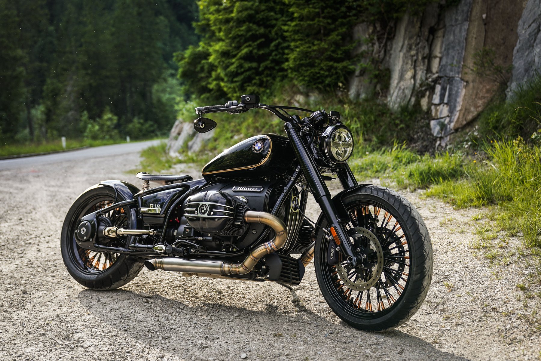 -BMW_R_18_Martin_Edition_Bobber_1_Hattech_Sidepipe_Auspuff.jpg