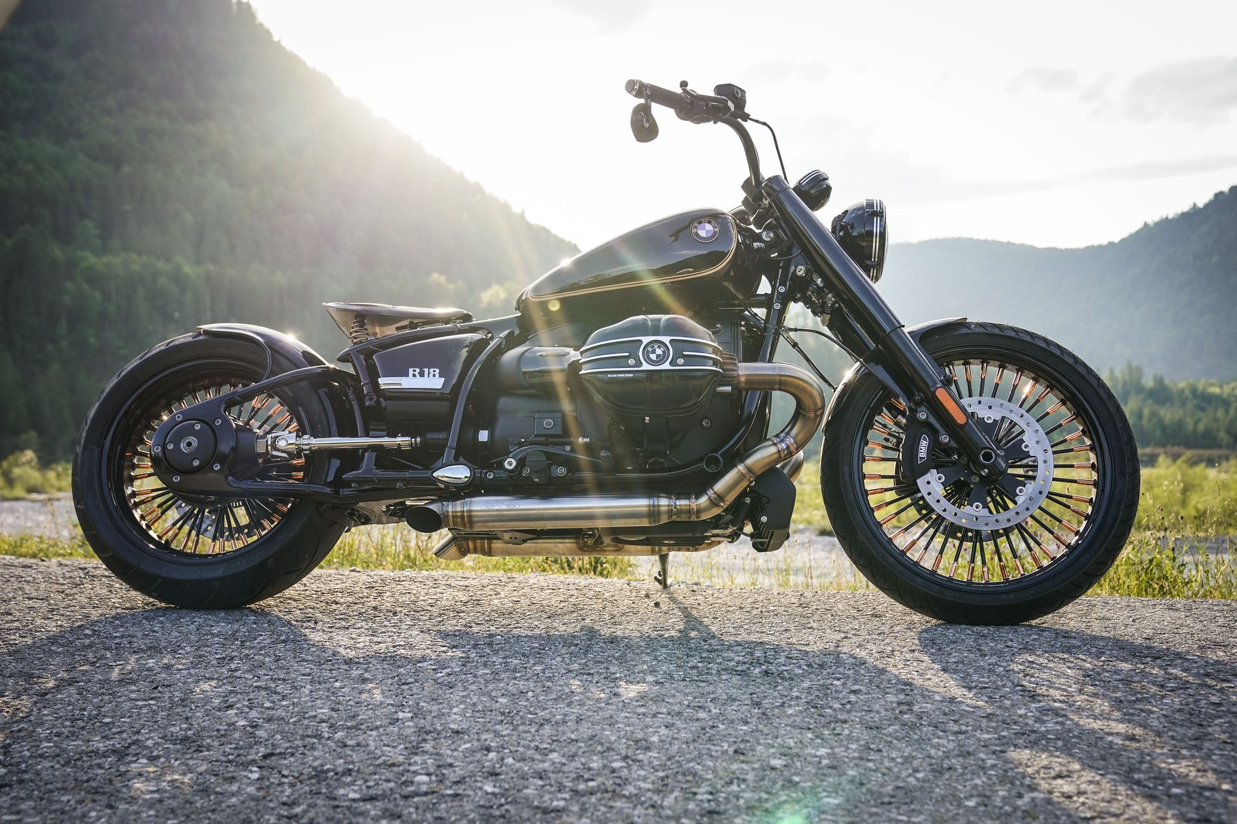 -BMW_R_18_Martin_Edition_Bobber_2_Big_Spoke_21_Zoll_Kennzeichenhalter_seitlich.jpg